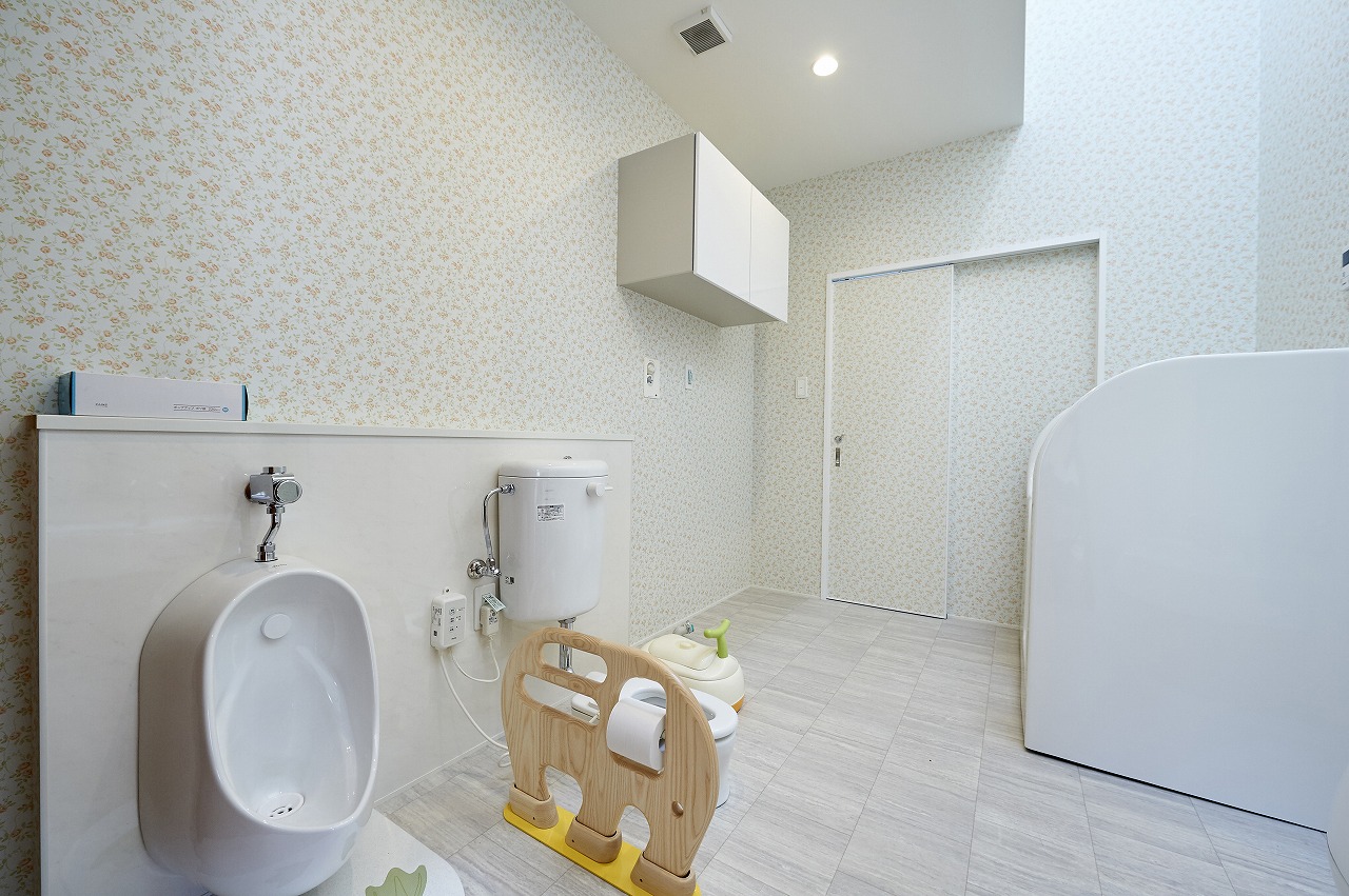 明るくて清潔感のあるトイレ